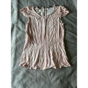 RW&CO Pink White Abstract Peplum Top Crochet Lace Cap Sleeve Zip Back Womens M